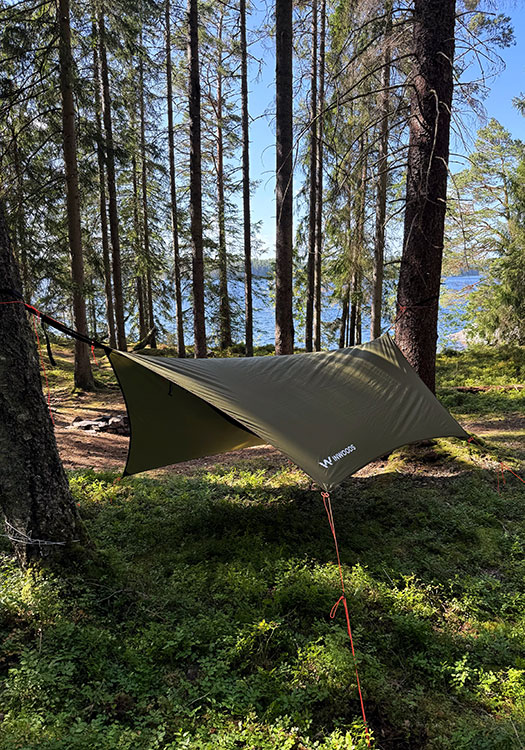 SurvivalZip Hängematte aufgebaut im Wald